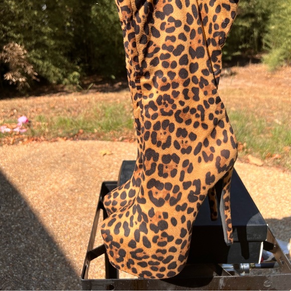 Leopard Print Platform Boots - Picture 10 of 11
